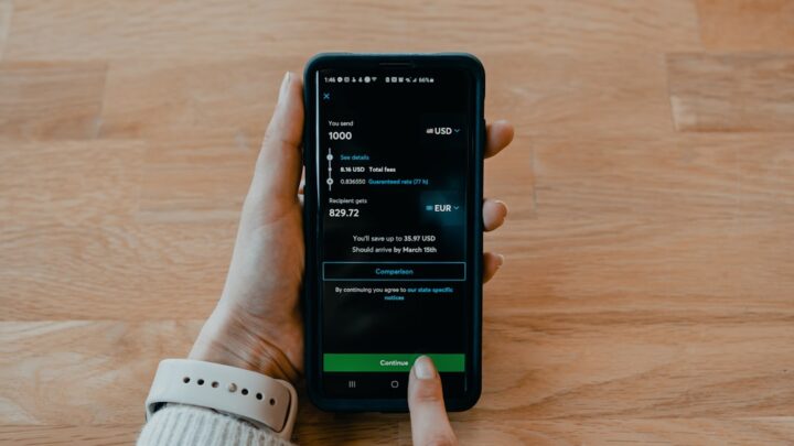 Jak skonfigurować i wykorzystać funkcje dostępne w aplikacjach bankowych na smartfonie? Bezpieczeństwo transakcji i zarządzanie kontem
