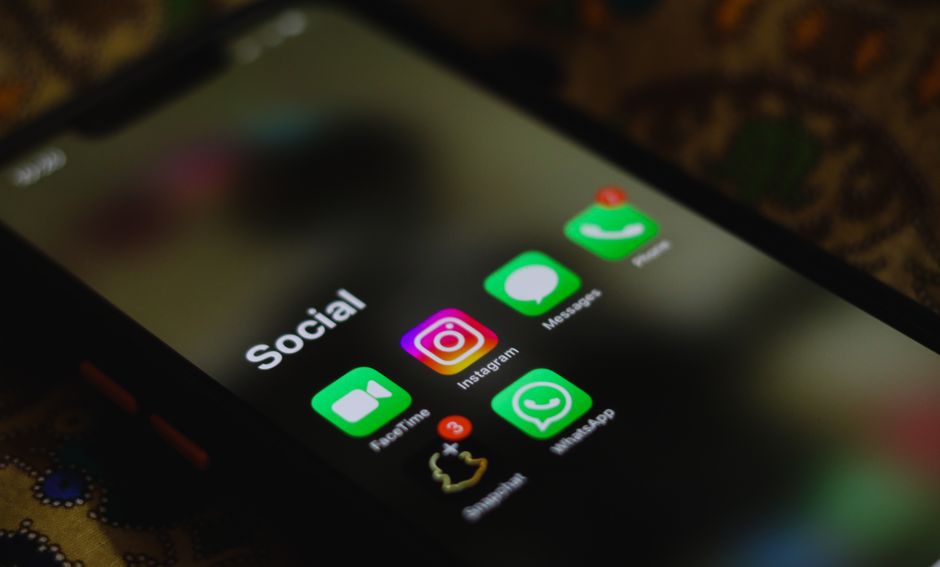 Jak stworzyć i zarządzać własnymi naklejkami (stickers) w aplikacjach komunikacyjnych (WhatsApp, Telegram) na smartfonie (Android i iOS)?