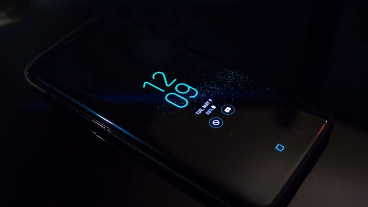 Personalizacja powiadomień LED i zawsze włączonego ekranu (Always-On Display) w smartfonach Android: Zaawansowane ustawienia i alternatywy.