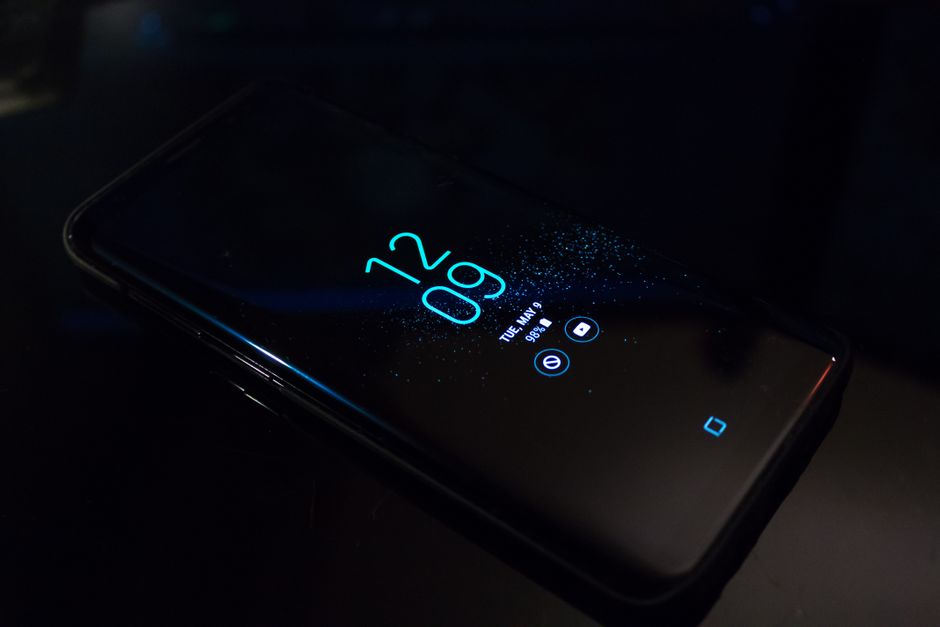 Personalizacja powiadomień LED i zawsze włączonego ekranu (Always-On Display) w smartfonach Android: Zaawansowane ustawienia i alternatywy.