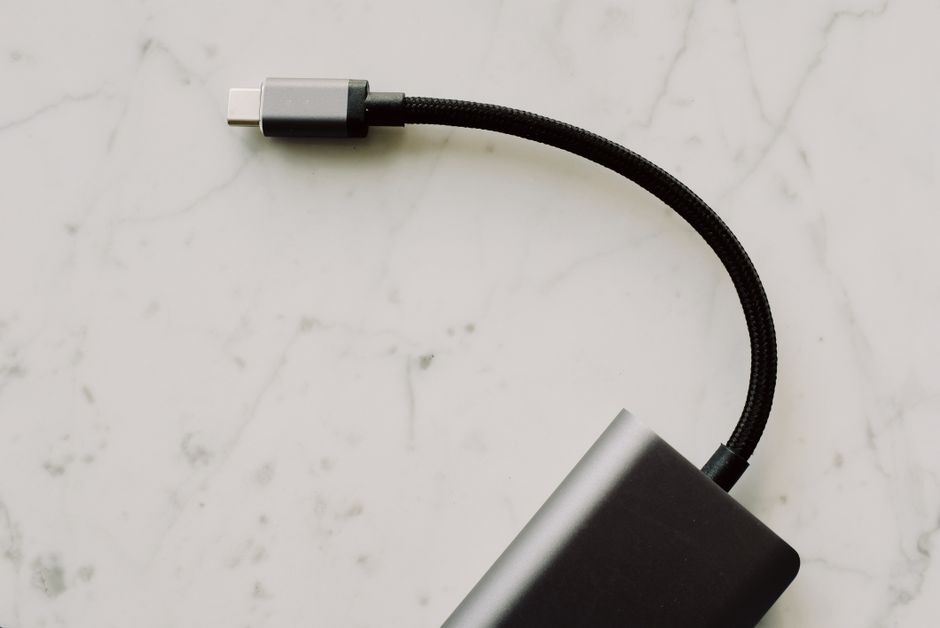 Różnice między USB Power Delivery (USB-PD) a Quick Charge (QC): Jak wybrać optymalne szybkie ładowanie dla Twojego smartfona?