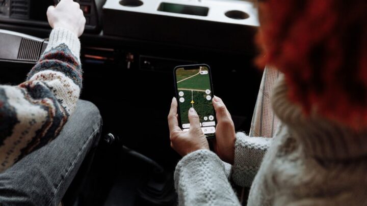 Rozwiązywanie problemów z nieprawidłowym działaniem GPS w tunelach lub gęstej zabudowie: Jak smartfon radzi sobie z utratą sygnału i alternatywne metody nawigacji (Android i iOS)?