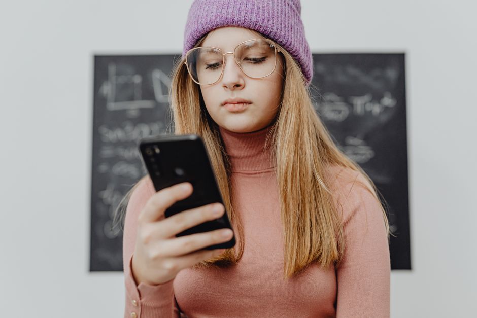 Samodzielna diagnostyka smartfona: Jak rozpoznać typowe usterki sprzętowe przed wizytą w serwisie (np. problemy z ładowaniem, przyciskami, głośnikiem)?