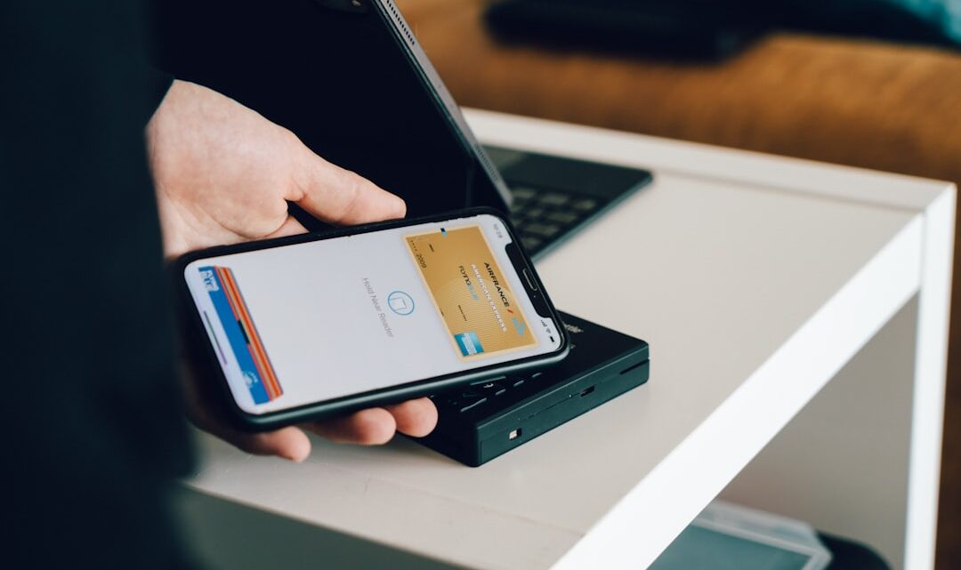 Smartfon jako cyfrowy portfel na dokumenty i bilety: Jak przechowywać dowód osobisty, karty lojalnościowe i bilety lotnicze w telefonie (Android i iOS)?