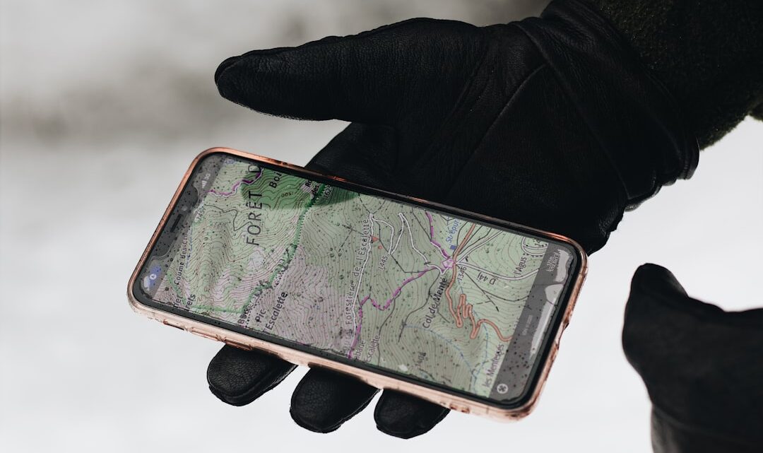 Telefon w ekstremalnych warunkach (poza pogodą i piaskiem): Jak chronić smartfon przed upadkami z wysokości, ekstremalnymi naciskami i wibracjami (np. podczas sportów ekstremalnych, pracy w przemyśle)?
