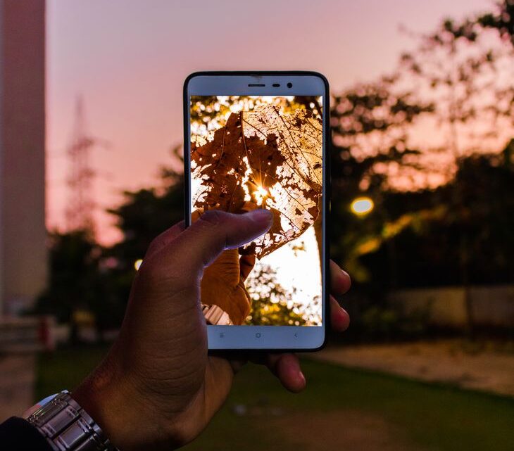 Tworzenie idealnego zdjęcia profilowego smartfonem: Edycja i personalizacja dla mediów społecznościowych (LinkedIn, Facebook, Instagram) z poradami AI (Android i iOS)?