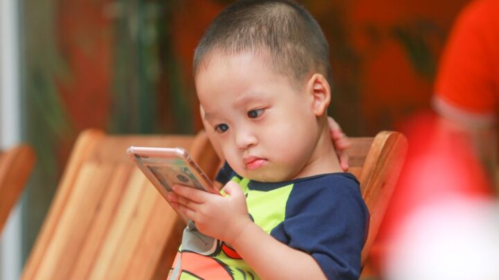 Wykorzystanie smartfona do kontroli rodzicielskiej i zarządzania czasem ekranowym na innych urządzeniach dzieci (tablety, komputery): Kompleksowy przewodnik po aplikacjach i ustawieniach.