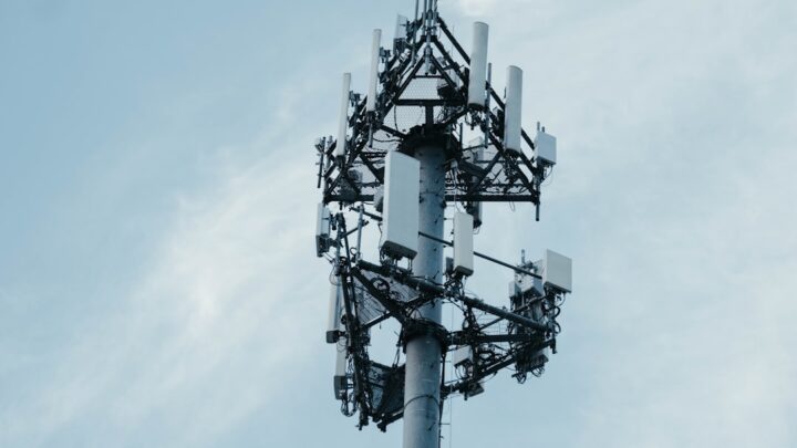 5G Standalone (SA) vs Non-Standalone (NSA): Jakie są różnice i co to oznacza dla Twojego smartfona i przyszłości 5G?