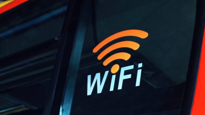 Bezpieczne korzystanie z darmowego Wi-Fi w podróży: jak chronić swoje dane przed cyberzagrożeniami?