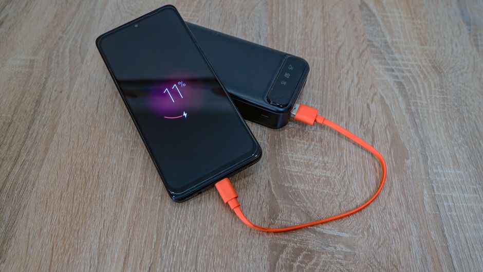 Bezpieczne korzystanie z publicznych punktów ładowania (USB) i powerbanków w samolotach: Co musisz wiedzieć przed podróżą?