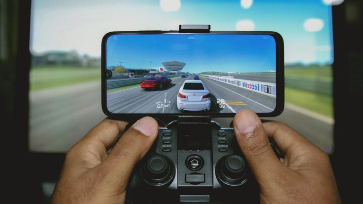 Cloud Gaming na smartfonie: Jak grać w gry AAA na telefonie dzięki usługom GeForce Now, Xbox Cloud Gaming i Luna?