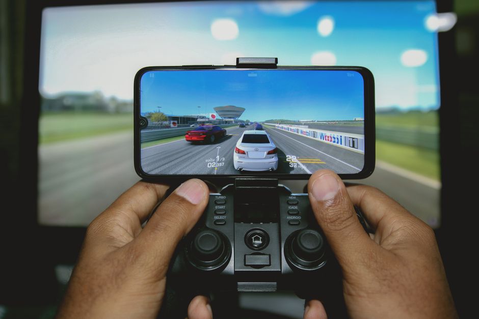 Cloud Gaming na smartfonie: Jak grać w gry AAA na telefonie dzięki usługom GeForce Now, Xbox Cloud Gaming i Luna?