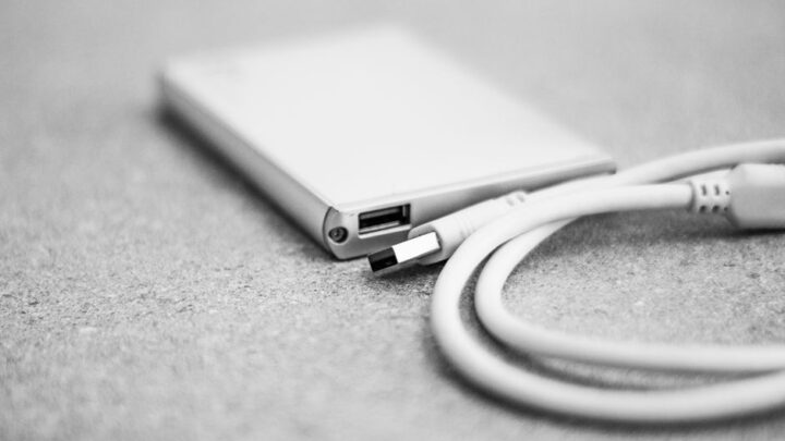 Długoterminowa archiwizacja danych ze smartfona: Jak bezpiecznie przechowywać wspomnienia i dokumenty cyfrowe poza chmurą (np. na domowym serwerze NAS, dyskach zewnętrznych)?