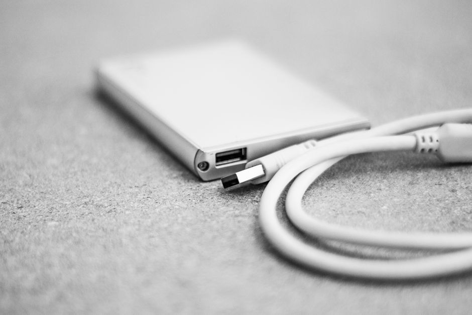 Długoterminowa archiwizacja danych ze smartfona: Jak bezpiecznie przechowywać wspomnienia i dokumenty cyfrowe poza chmurą (np. na domowym serwerze NAS, dyskach zewnętrznych)?