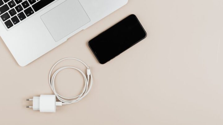 Inteligentne ładowanie adaptacyjne: Jak smartfony wykorzystują AI do optymalizacji żywotności baterii (np. Adaptive Charging, Optimized Battery Charging)?
