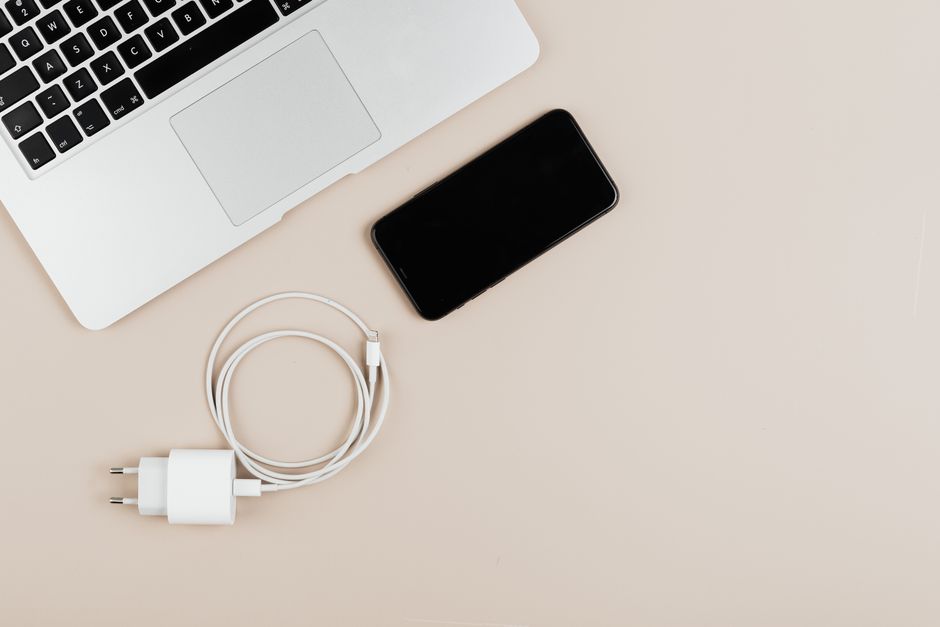 Inteligentne ładowanie adaptacyjne: Jak smartfony wykorzystują AI do optymalizacji żywotności baterii (np. Adaptive Charging, Optimized Battery Charging)?