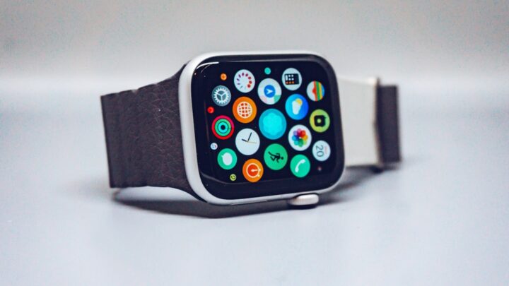 Inteligentne zarządzanie powiadomieniami na smartwatchu: Jak efektywnie filtrować alerty i odciążyć smartfon (Wear OS i watchOS)?