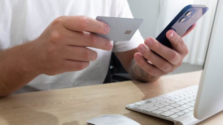 Jak bezpiecznie kupować i sprzedawać używane smartfony online: Platformy, weryfikacja stanu, ochrona przed oszustwami i kwestie prawne (Android i iOS)?