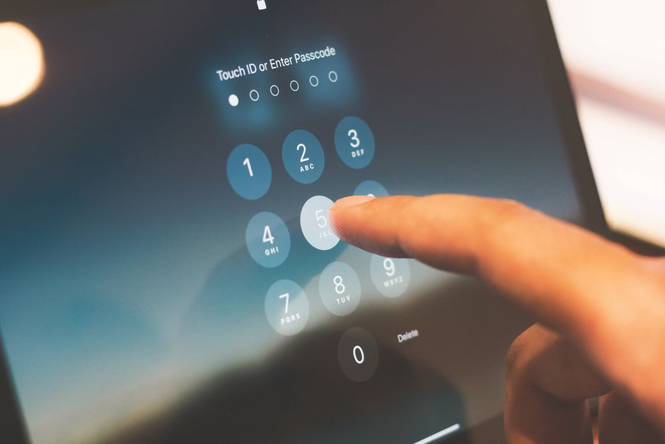 Jak chronić swoje dane przed śledzeniem przez aplikacje systemowe i wbudowane usługi producenta (np. telemetryczne dane Samsunga/Xiaomi/Google)?