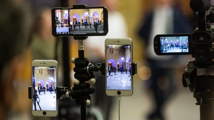 Jak efektywnie zarządzać buforowaniem i pamięcią podręczną aplikacji do multimediów (np. Spotify, Netflix) na smartfonie, aby zapewnić płynne odtwarzanie offline i oszczędzić miejsce?