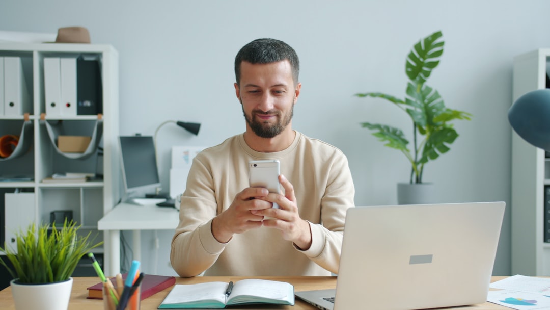 Jak optymalnie skonfigurować smartfon do pracy zdalnej: kluczowe ustawienia VPN, bezpieczeństwo danych i efektywne zarządzanie czasem (Android i iOS)?