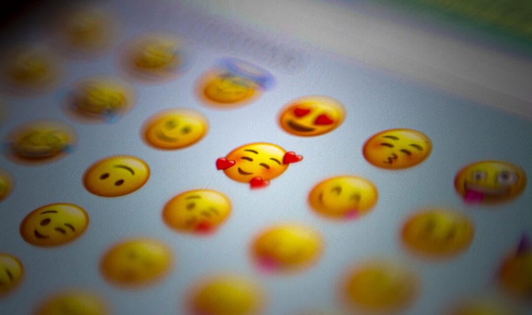 Jak smartfon rozpoznaje twój nastrój i stan emocjonalny? Analiza funkcji wykrywania emocji w aplikacjach mobilnych i ich etyczne aspekty.