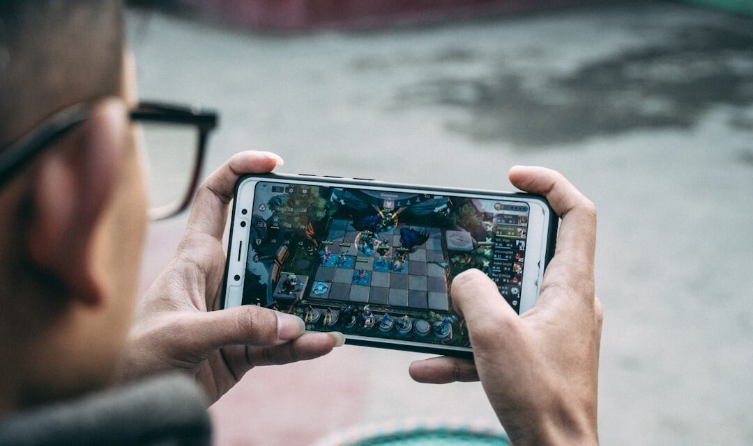 Jak używać smartfona do emulacji retro konsol i gier z innych platform (np. PSP, Nintendo DS): Przewodnik po emulatorach i konfiguracji.