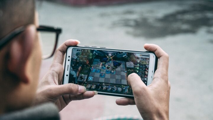 Jak używać smartfona do emulacji retro konsol i gier z innych platform (np. PSP, Nintendo DS): Przewodnik po emulatorach i konfiguracji.