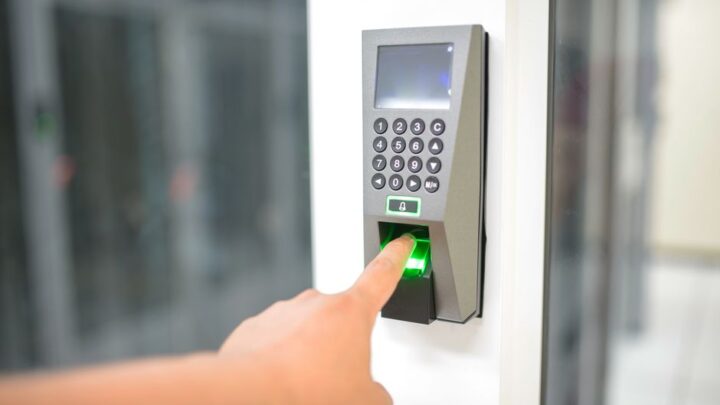Jak włączyć i efektywnie korzystać z trybu Lockdown (lub Awaryjnego SOS) w smartfonie, aby szybko zabezpieczyć dane i zablokować biometrię?
