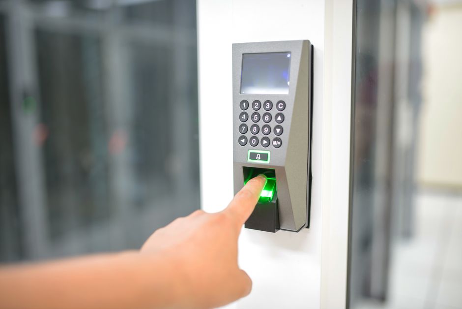Jak włączyć i efektywnie korzystać z trybu Lockdown (lub Awaryjnego SOS) w smartfonie, aby szybko zabezpieczyć dane i zablokować biometrię?
