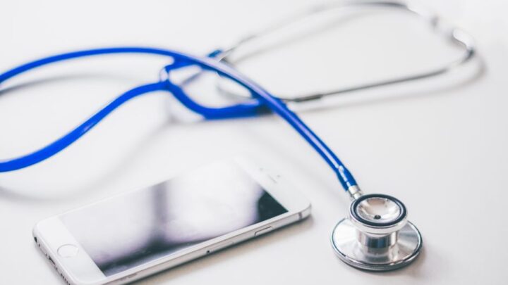 Jak wykorzystać smartfon do nauki obsługi i szybkiej diagnozy podstawowych usterek domowych urządzeń AGD (pralka, lodówka, zmywarka) za pomocą dedykowanych aplikacji producenta?