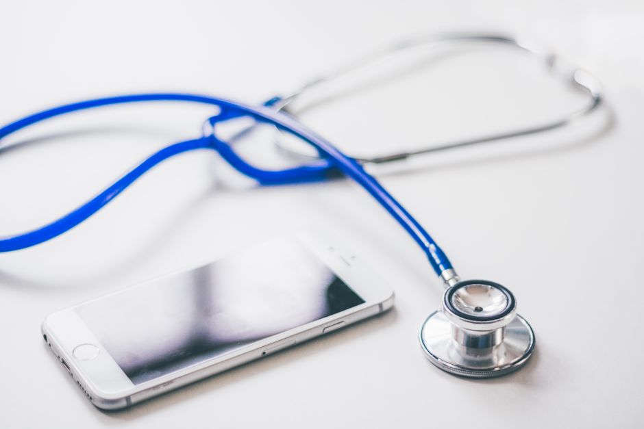 Jak wykorzystać smartfon do nauki obsługi i szybkiej diagnozy podstawowych usterek domowych urządzeń AGD (pralka, lodówka, zmywarka) za pomocą dedykowanych aplikacji producenta?