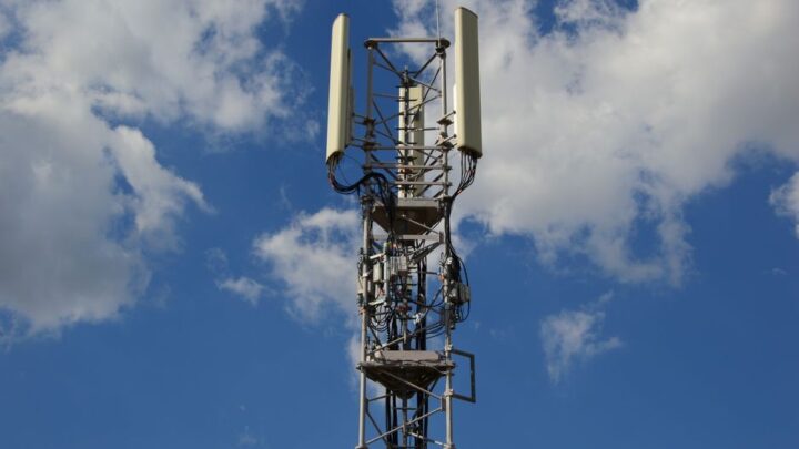Jakie są najlepsze techniki i aplikacje do optymalizacji baterii dla smartfonów z modemem 5G w warunkach słabego zasięgu?