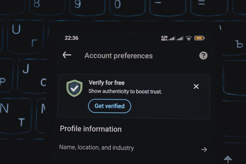 Jakie są realne zagrożenia i ograniczenia biometrycznych metod uwierzytelniania w smartfonie (odcisk palca, Face ID)? Analiza bezpieczeństwa i prywatności.