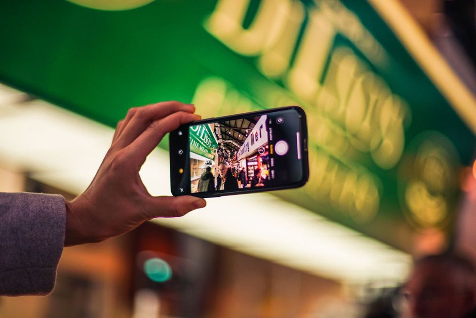 Kamera pod ekranem w smartfonie (UDC): Jak działa, czy warto i jakie są jej ograniczenia?