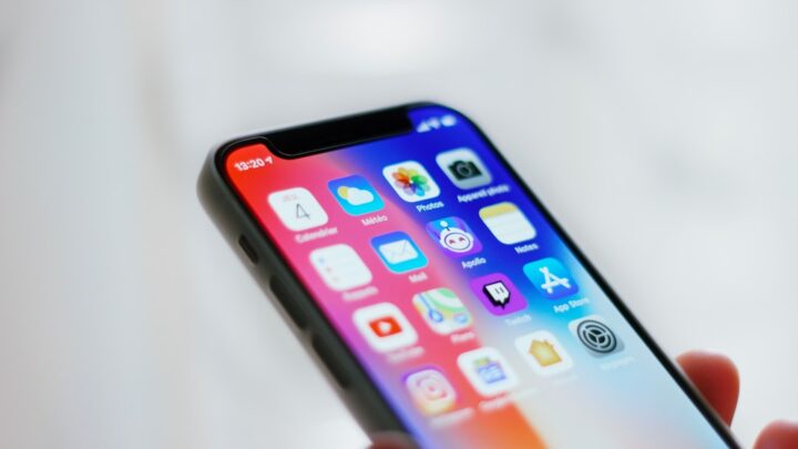 Polityka aktualizacji smartfonów: Jak długo producenci wspierają Androida i iOS i dlaczego to ważne przy zakupie (Samsung, Google Pixel, Xiaomi, iPhone)?