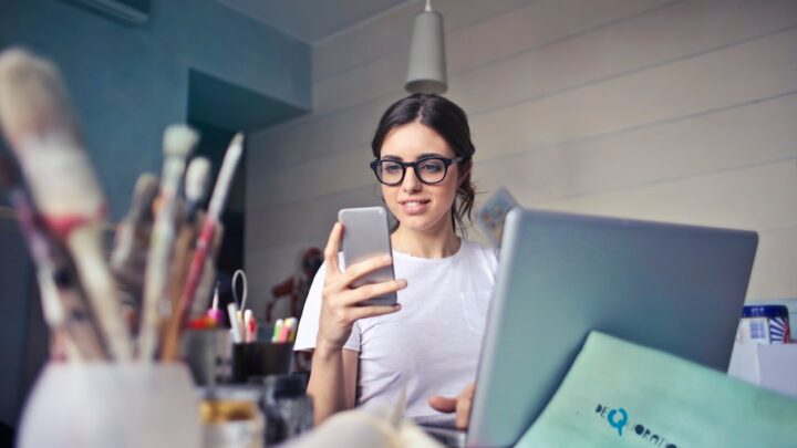 Smartfon dla studenta i ucznia: Jak optymalnie skonfigurować telefon do nauki zdalnej i hybrydowej (aplikacje, notatki, wideokonferencje)?