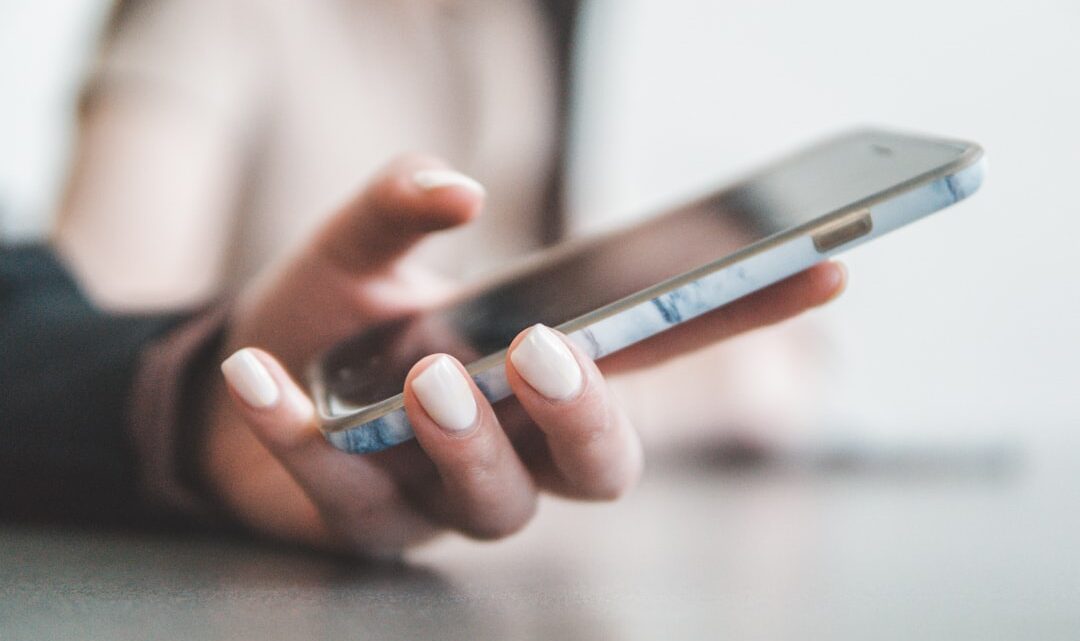 Smartfon a bankowość internetowa: Pełny przewodnik po integracji aplikacji bankowych z funkcjami systemowymi (np. biometria do logowania i potwierdzania transakcji, powiadomienia PUSH o płatnościach, skanowanie QR) i bezpieczeństwie.