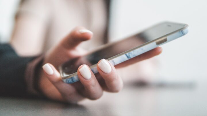 Smartfon a bankowość internetowa: Pełny przewodnik po integracji aplikacji bankowych z funkcjami systemowymi (np. biometria do logowania i potwierdzania transakcji, powiadomienia PUSH o płatnościach, skanowanie QR) i bezpieczeństwie.