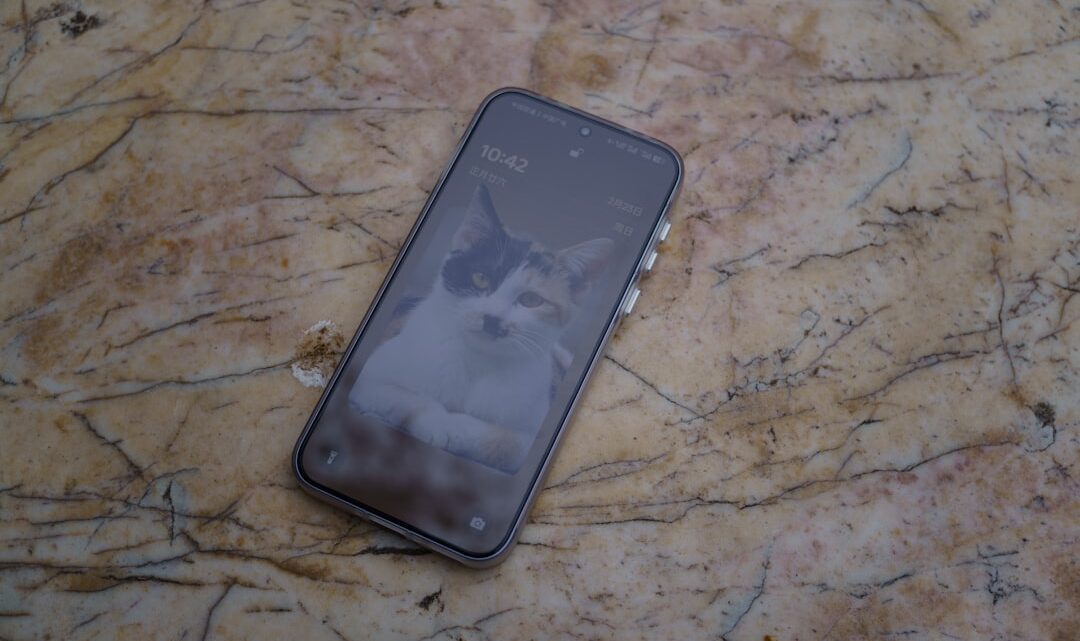 Smartfon w domu ze zwierzętami: Jak chronić telefon przed gryzieniem kabli, zrzucaniem, zarysowaniami i sierścią? Praktyczne porady i akcesoria ochronne. Smartfon w domu ze zwierzętami: Jak chronić telefon przed gryzieniem kabli, zrzucaniem, zarysowaniami i sierścią? Praktyczne porady i akcesoria ochronne.