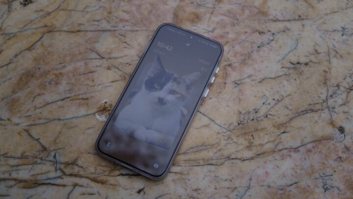 Smartfon w domu ze zwierzętami: Jak chronić telefon przed gryzieniem kabli, zrzucaniem, zarysowaniami i sierścią? Praktyczne porady i akcesoria ochronne.